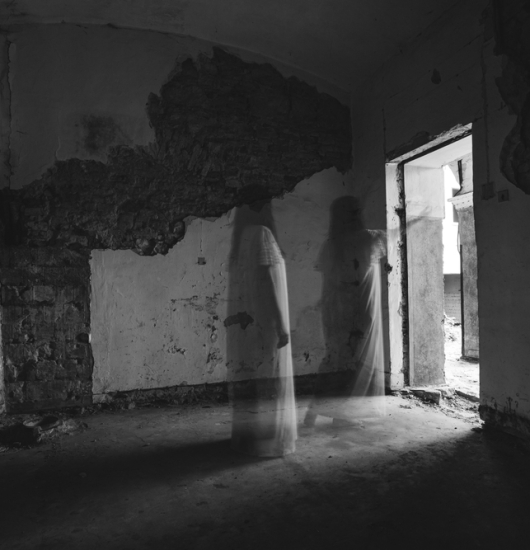 Η Επιστροφή των Θεών-Φαντασμάτων: Η Ψυχολογία της Δαιμονικής Κατοχής στον Σύγχρονο Κόσμο